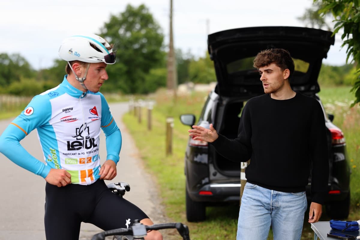 Matthieu en discussion avec un coureur avant une séance