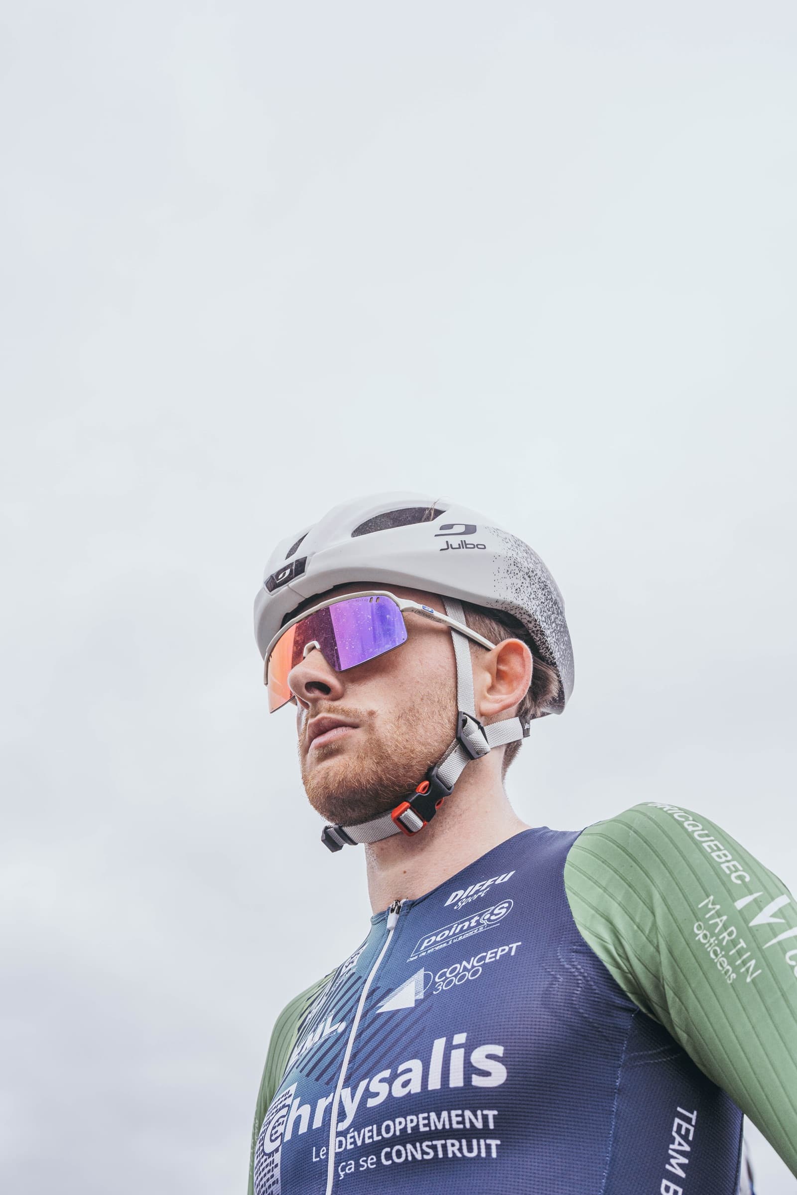 Matthieu Cordelier en tenue de course, casque et lunettes, regard vers la route