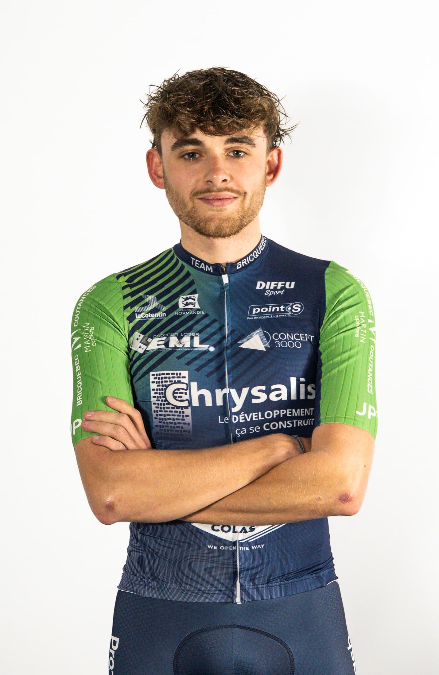 Portrait studio de Matthieu Cordelier en tenue de course, bras croisés